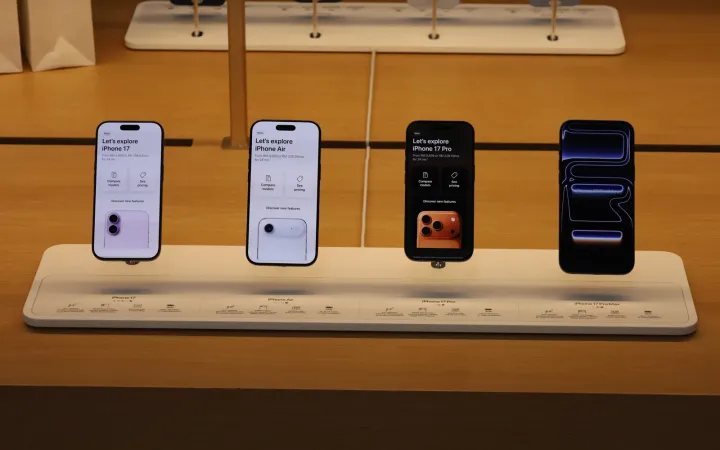 iPhone 17, iPhone Air, iPhone 17 Pro and iPhone 17 Pro Max on a display table in an Apple Store