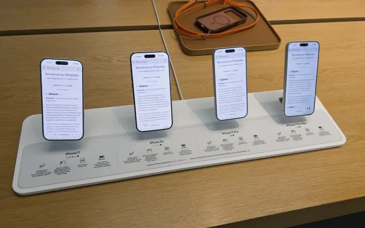 iPhone 17, iPhone Air, iPhone 17 Pro and iPhone 17 Pro Max on a display stand in an Apple Store
