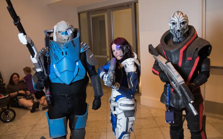 Two Mass Effect alien cosplayers at DragonCon 2017