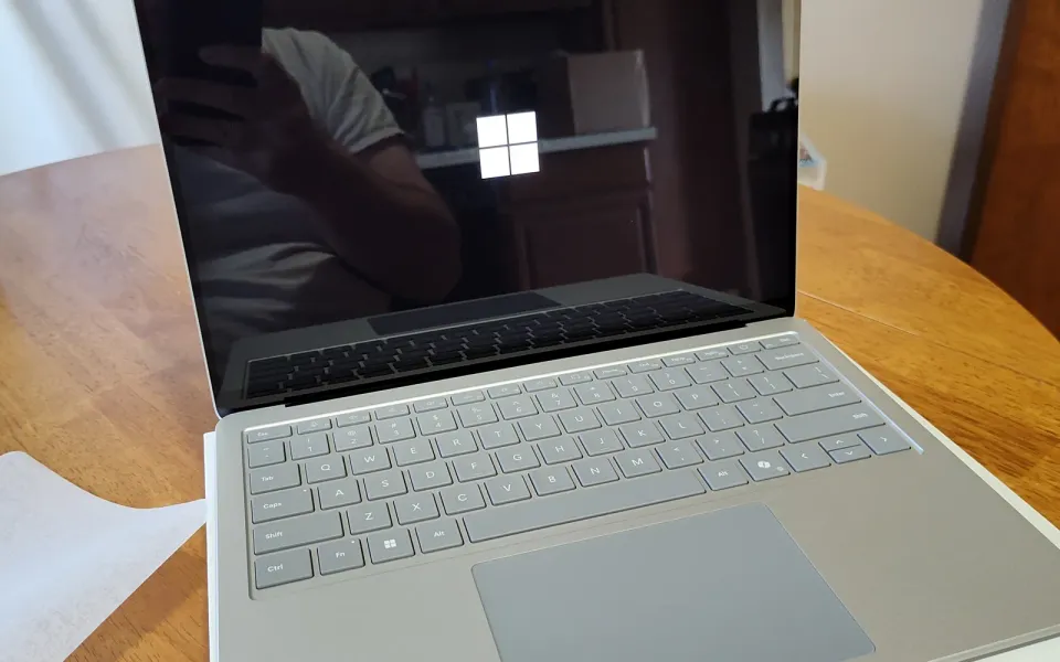 Windows 11 26H2: Should You Update? (25H2 vs 26H2)
